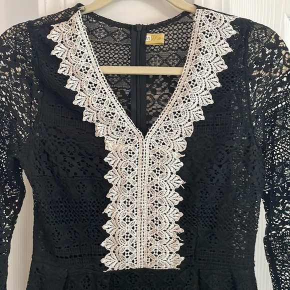 LACE DRESS - Picture 2 of 7